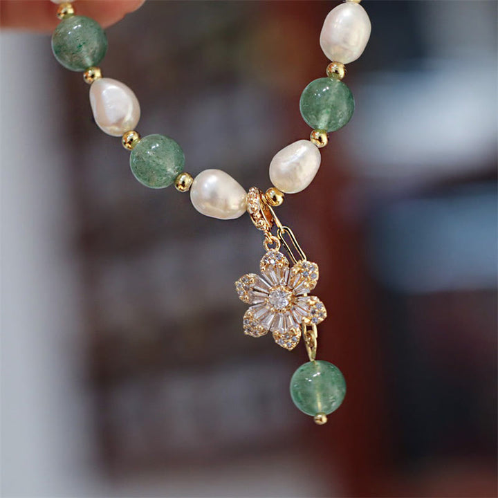 Braccialetto con ciondolo a forma di fiore di perla di quarzo fragola verde naturale Buddha Stones