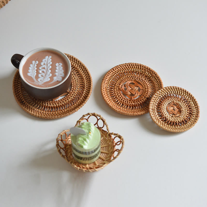 Sottobicchiere per tazza da tè in rattan con motivo floreale in ceramica - image 1