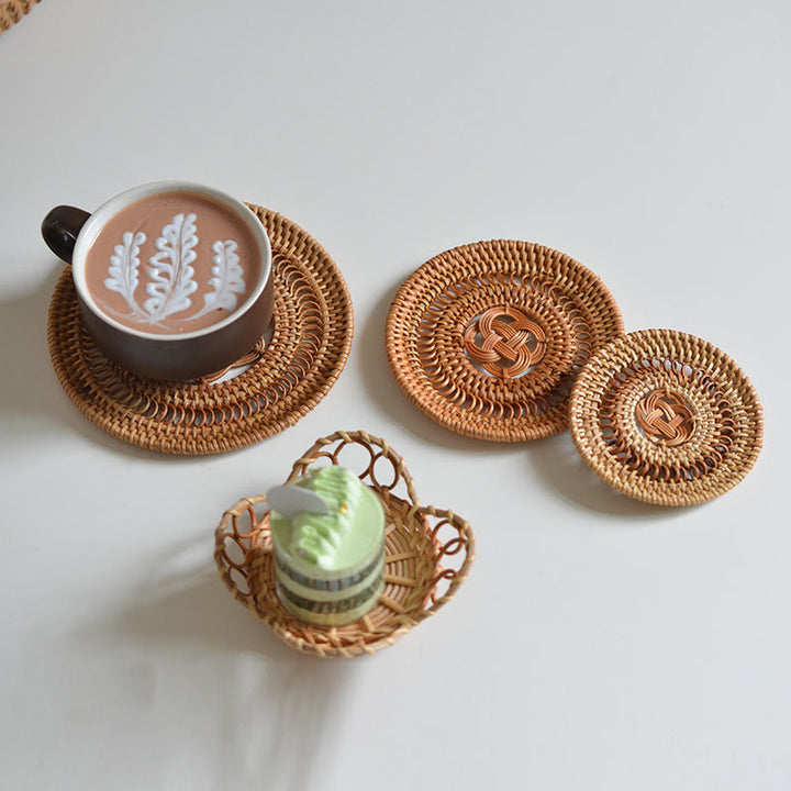 Sottobicchiere per tazza da tè in rattan con motivo floreale in ceramica - image 1