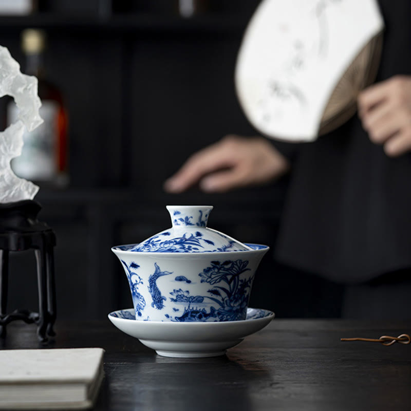 Buddha Stones Blu e Bianco Porcellana Loto Koi Pesce Danza del Leone Anguria Ceramica Gaiwan Sancai Tazza da Tè Kung Fu Tazza da Tè e Piattino con Coperchio 300ml