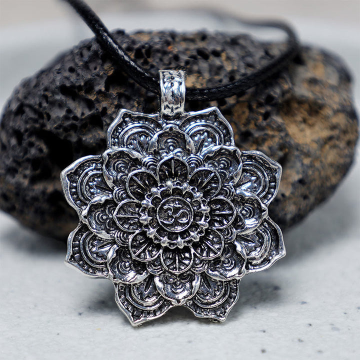 Collana con ciondolo di benedizione del loto tibetano Buddha Stones