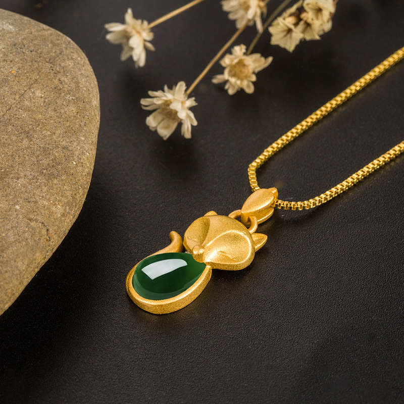 Collana pendente con motivo a volpe in calcedonio verde Buddha Stones