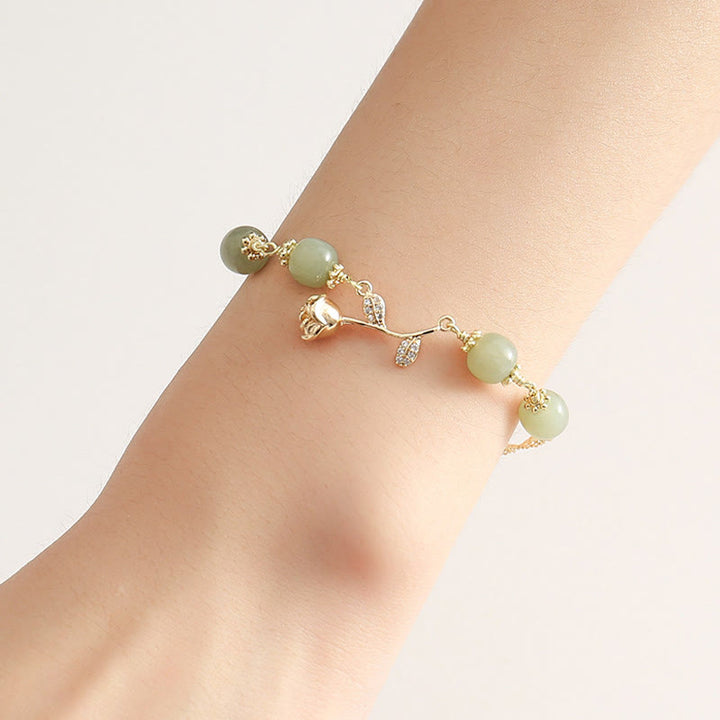 Bracciale con catena portafortuna in giada Hetian placcata in oro 14K con fiore di rosa dorata e Buddha Stones