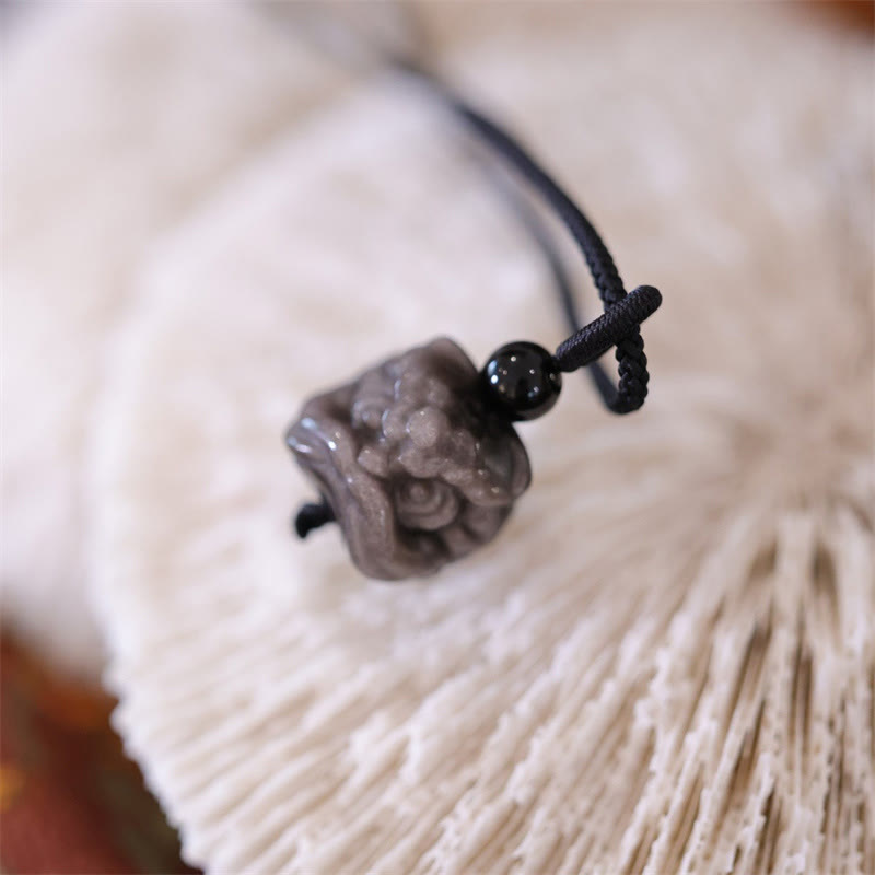 Collana con ciondolo di protezione del leone danzante in ossidiana lucida d'argento naturale Buddha Stones