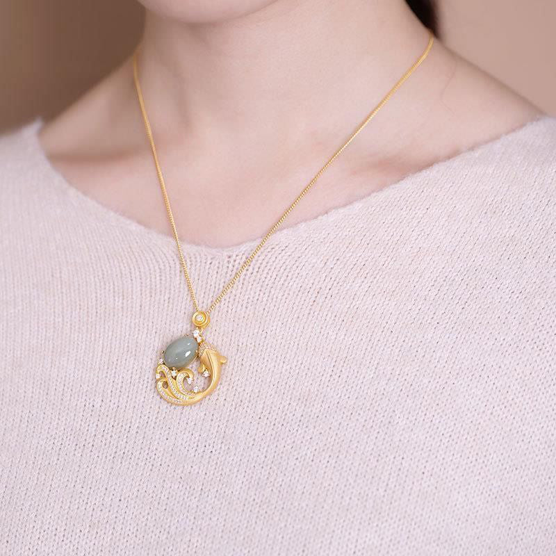 Collana con ciondolo calmante con pesce koi in giada ciano e Buddha Stones - image 3