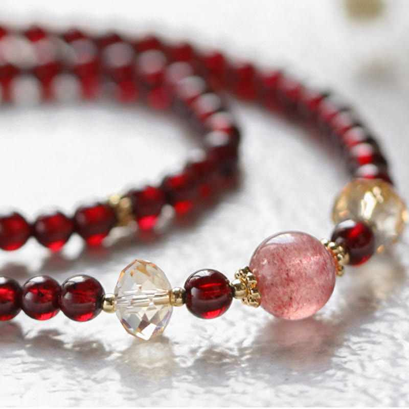 Bracciale Buddha Stones placcato oro 14K con quarzo fragola naturale e granato, stabilità a doppio giro