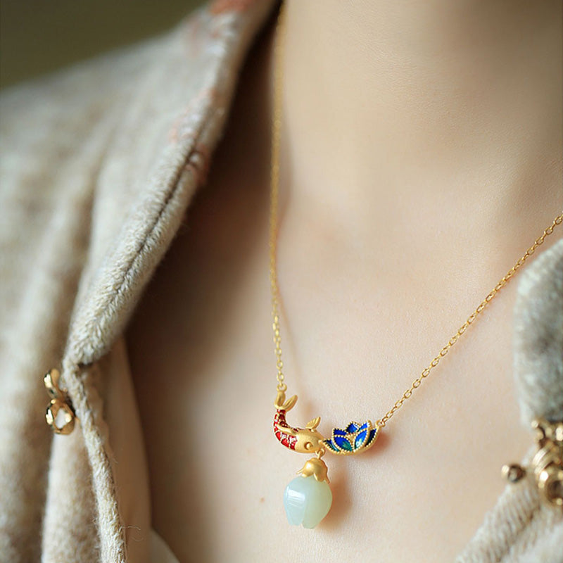 Collana con ciondolo di protezione in rame con pesce koi in giada bianca e Buddha Stones - image 3
