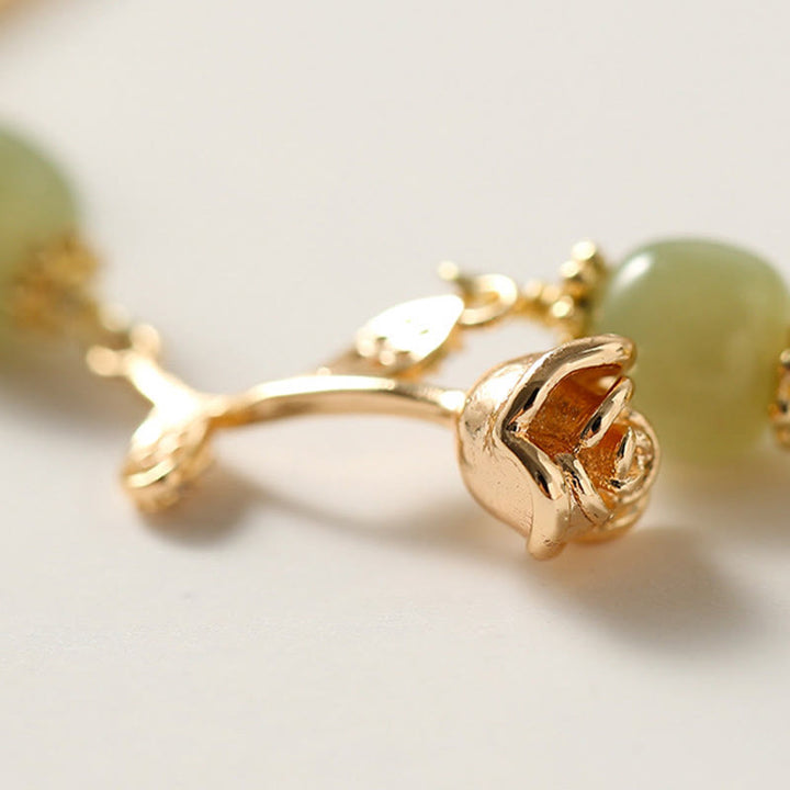 Bracciale con catena portafortuna in giada Hetian placcata in oro 14K con fiore di rosa dorata e Buddha Stones