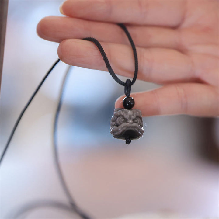 Collana con ciondolo di protezione del leone danzante in ossidiana lucida d'argento naturale Buddha Stones