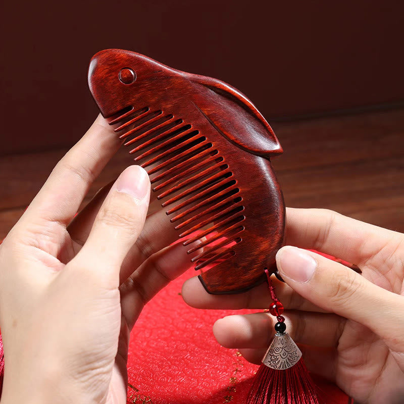 Pettine lenitivo a forma di coniglietto con piccola foglia di sandalo rosso e scatola regalo