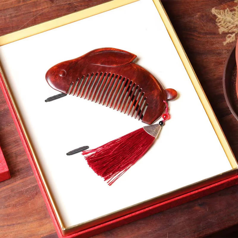 Pettine lenitivo a forma di coniglietto con piccola foglia di sandalo rosso e scatola regalo