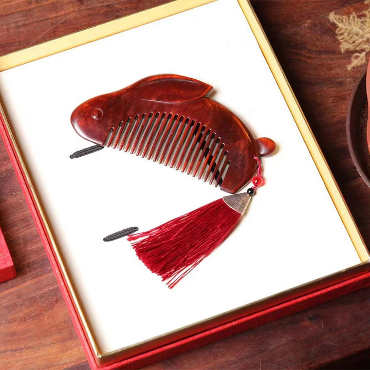 Pettine lenitivo a forma di coniglietto con piccola foglia di sandalo rosso e scatola regalo