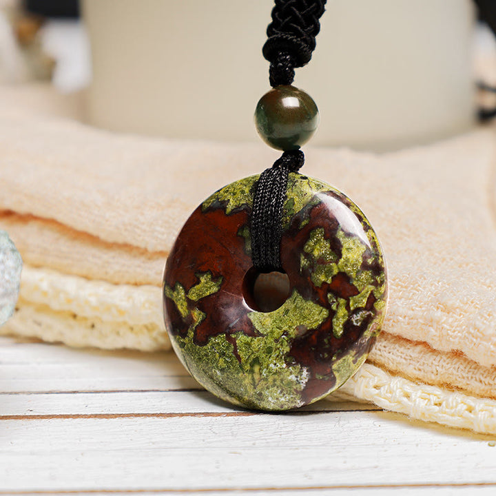 Collana con ciondolo moneta portafortuna Buddha Stones, cristallo curativo e pietre preziose