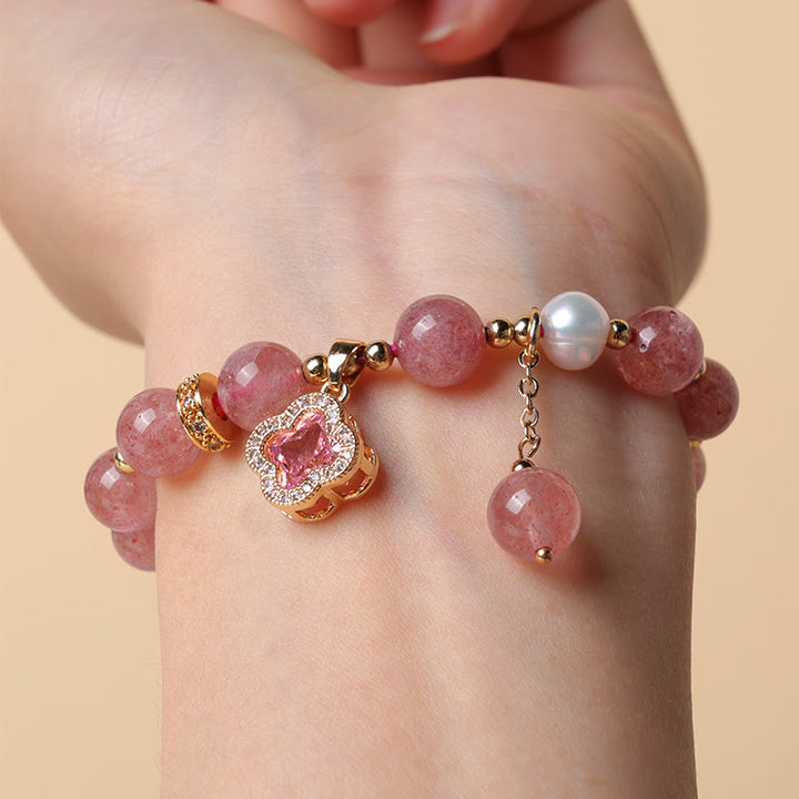 Braccialetto di guarigione con ciondolo a forma di quadrifoglio, perla e quarzo fragola Buddha Stones