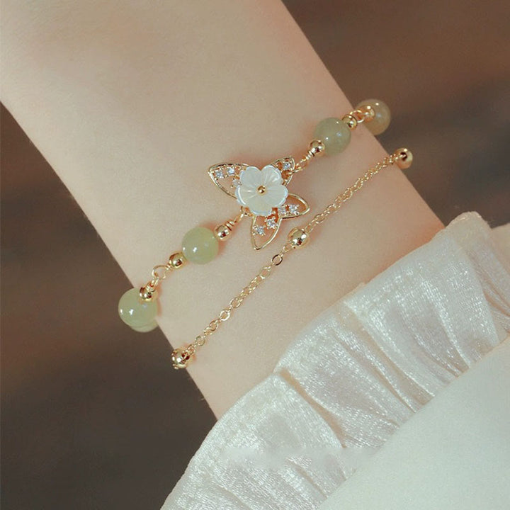 Braccialetto portafortuna a doppio strato con fiore in pietra tridacna a farfalla in giada placcato oro 14K Buddha Stones