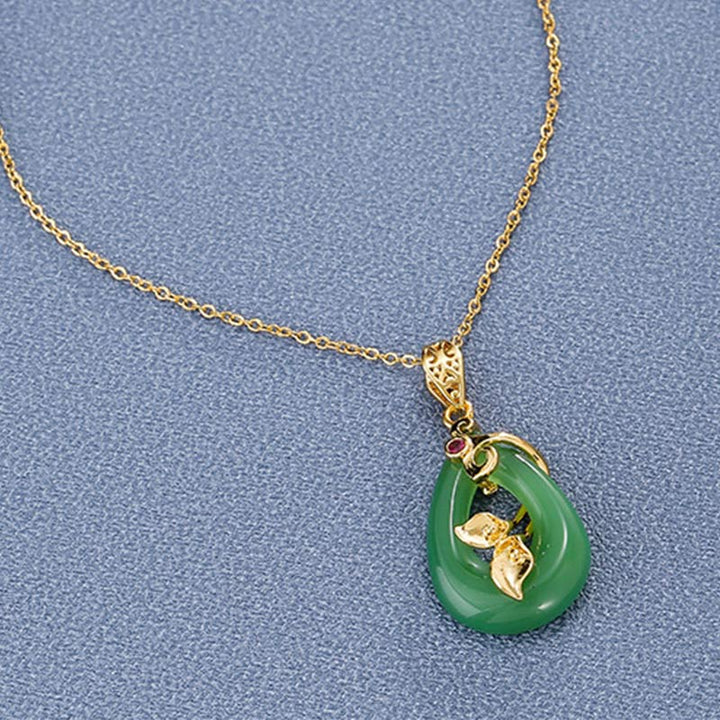 Collana Buddha Stones a forma di pietra ovale in giada con motivo a benedizione e fortuna