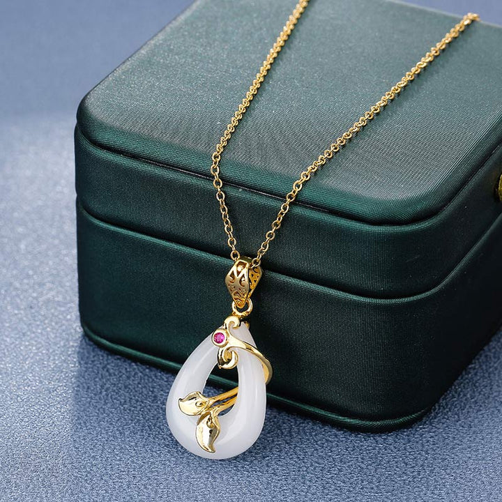 Collana Buddha Stones a forma di pietra ovale in giada con motivo a benedizione e fortuna
