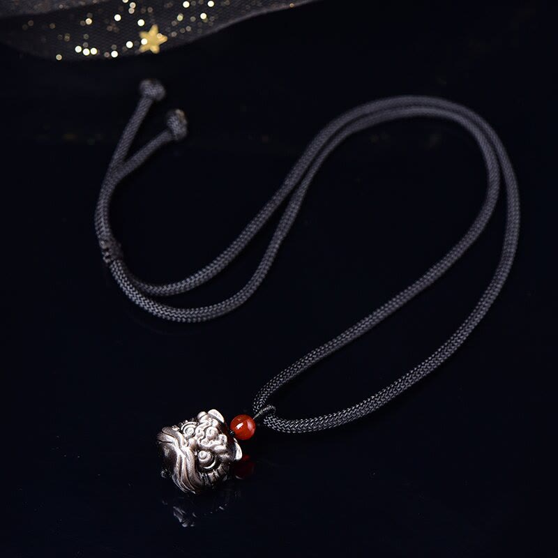 Collana con ciondolo di protezione del leone danzante in ossidiana lucida d'argento naturale Buddha Stones